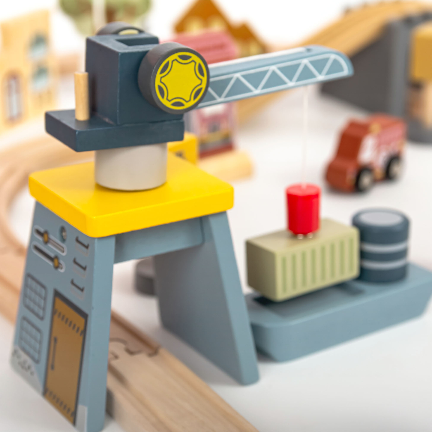 Ferrovia urbana in legno con treno elettrico - gru mobile, nave, ponti