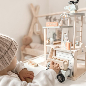 Stazione dei pompieri in legno con accessori, vigili del fuoco