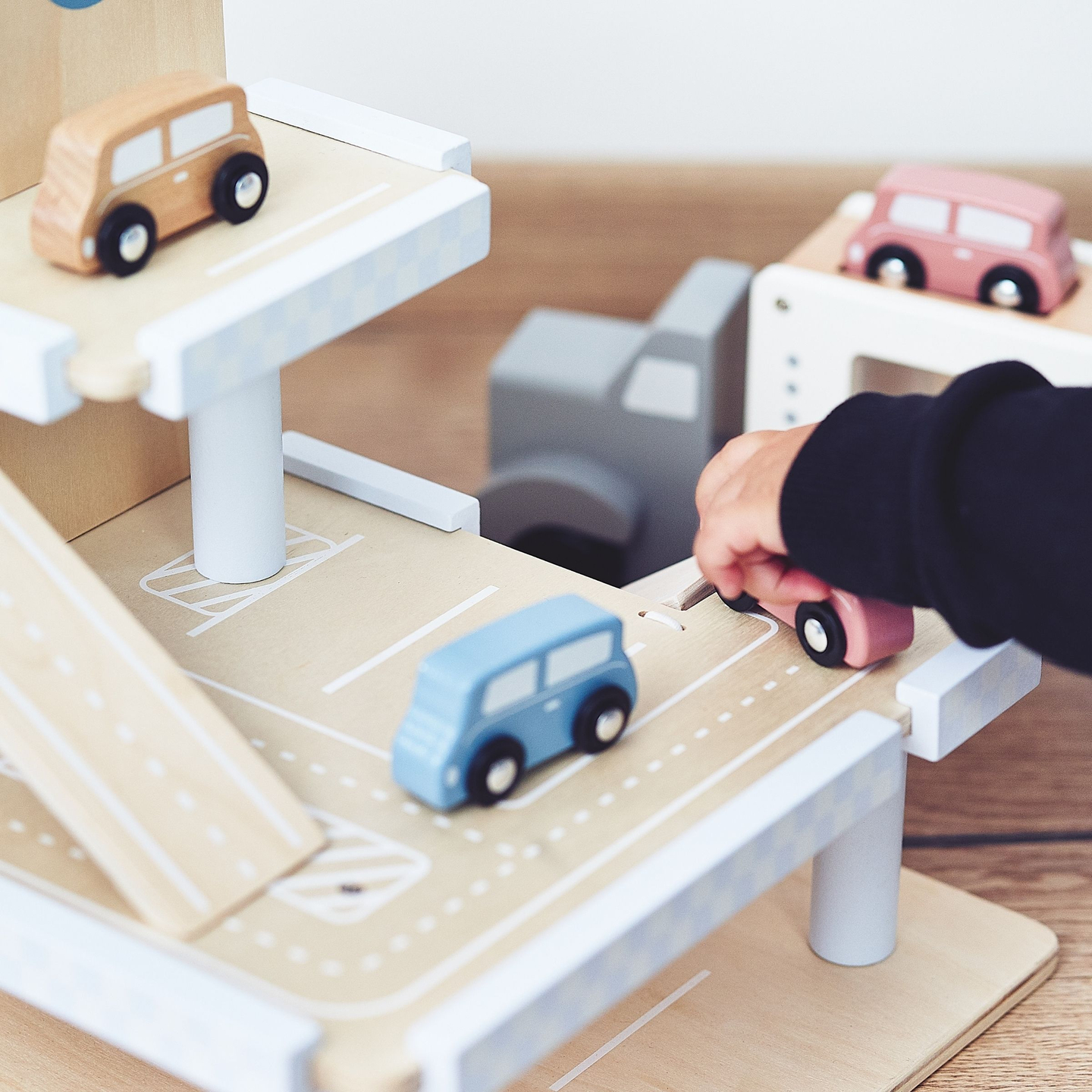 Parcheggio in legno a tre piani con ascensore - garage con auto ed elicottero