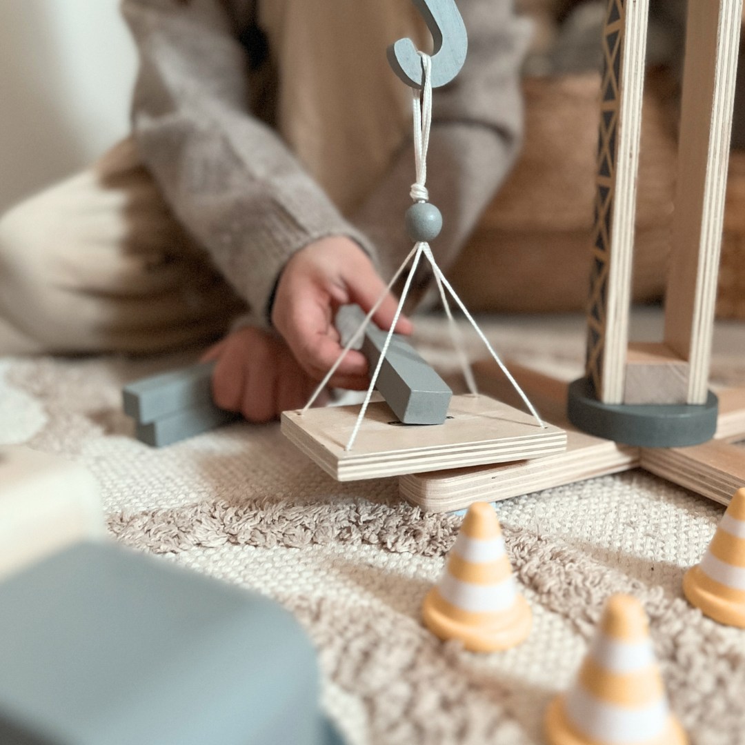 Cantiere in legno con gru mobili e veicoli di grandi dimensioni, gru a torre