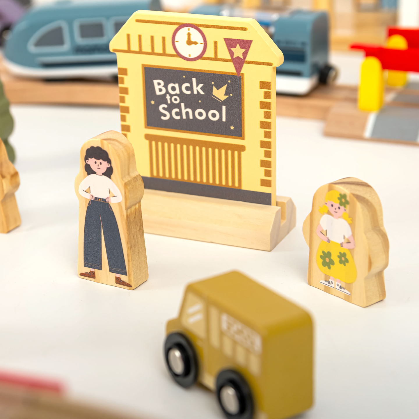 Ferrovia urbana in legno con treno elettrico - gru mobile, nave, ponti