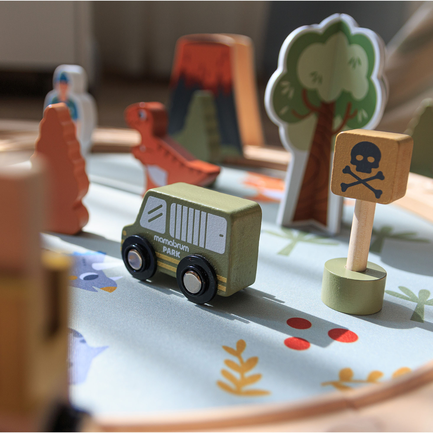 Trenino in legno Dino Park con tappetino antiscivolo - dinosauri, treno, binari, vulcano, campana