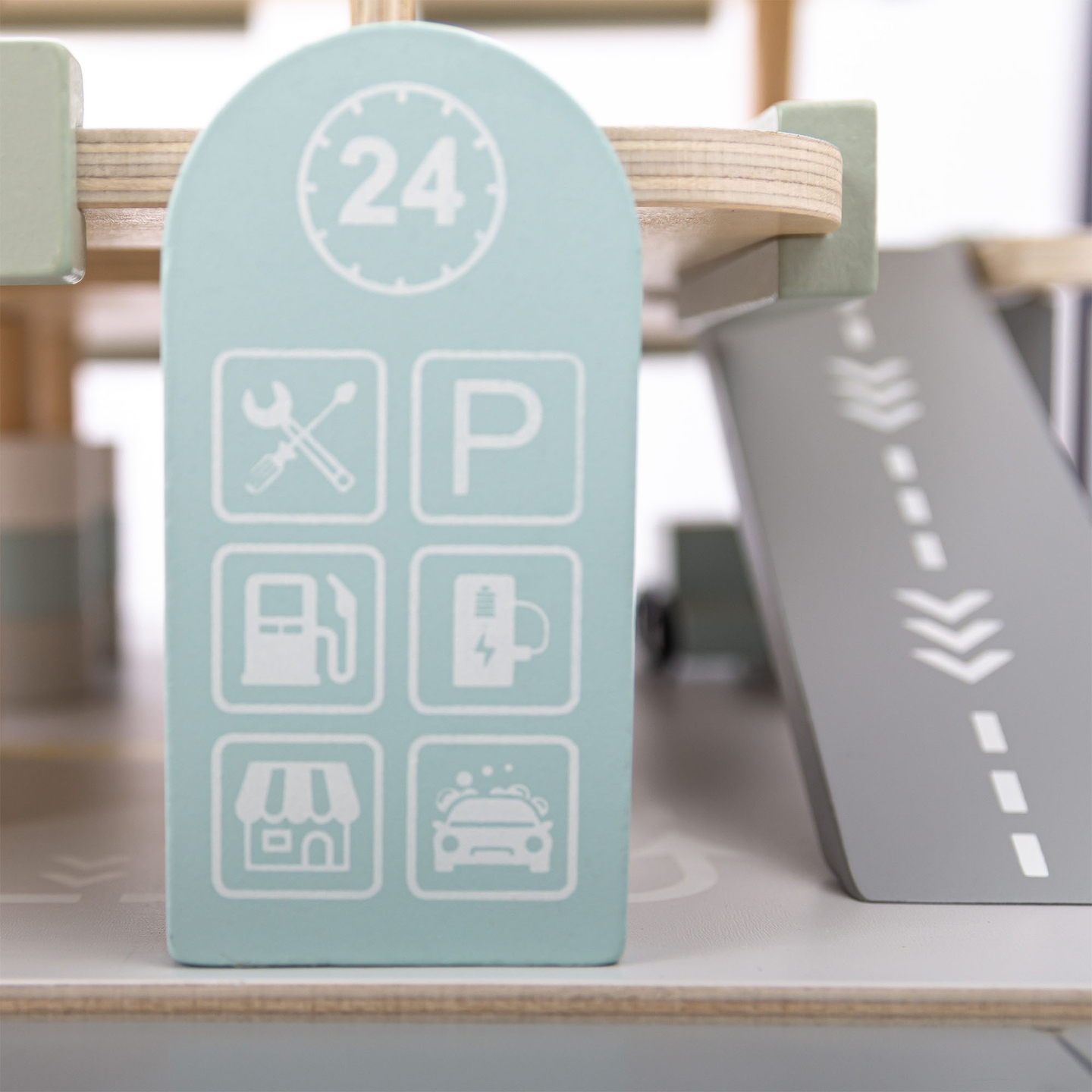 Garage in legno a tre piani per bambini con accessori: parcheggio, stazione di servizio, autolavaggio, elicottero