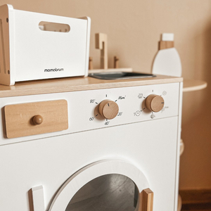 Lavatrice in legno con ferro da stiro, cesto e detersivo