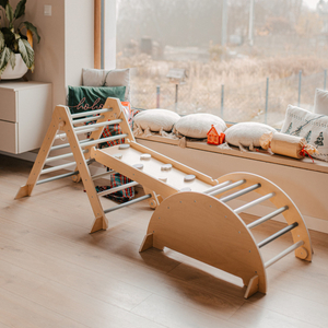 Parco giochi in legno al coperto per bambini: parete da arrampicata, scivolo, arco/dondolo da arrampicata e triangolo di Pikler