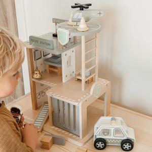 Stazione di polizia in legno con accessori