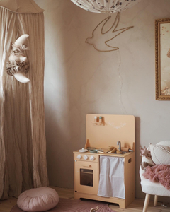 Cucina in legno con grembiule, accessori e illuminazione a LED