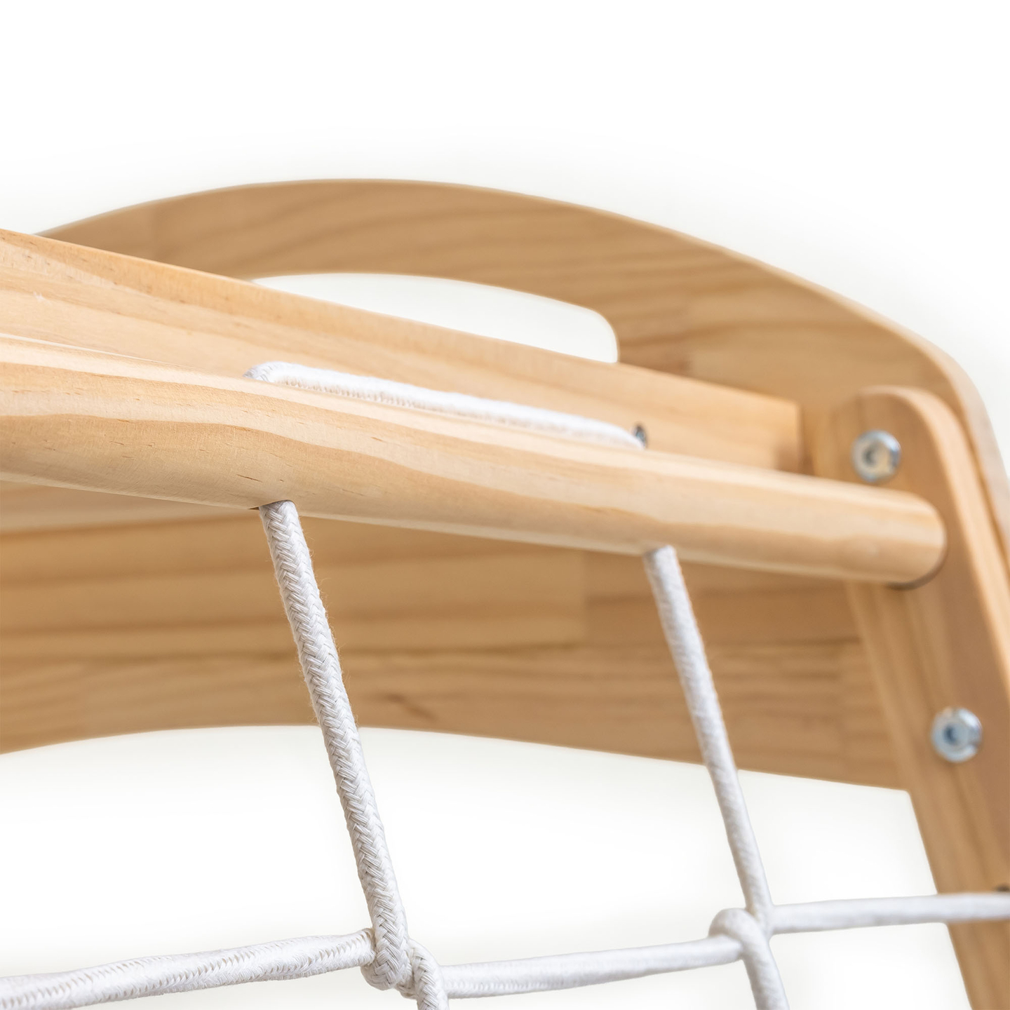 Parco giochi in legno al coperto con altalena, anelli da ginnastica e rete da arrampicata