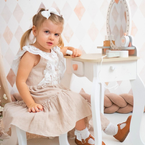 Tavolino da toilette in legno con sgabello e accessori