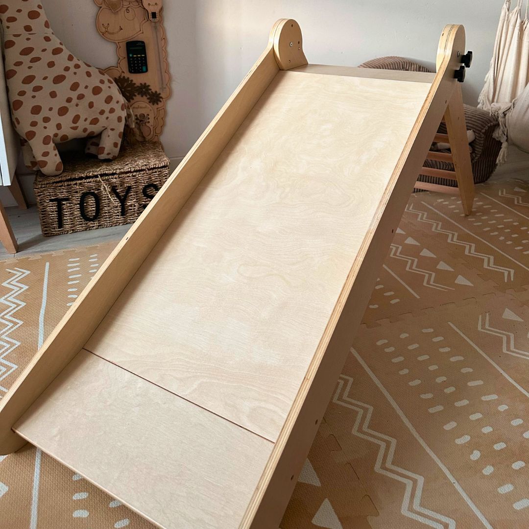 Scivolo in legno con scala per bambini