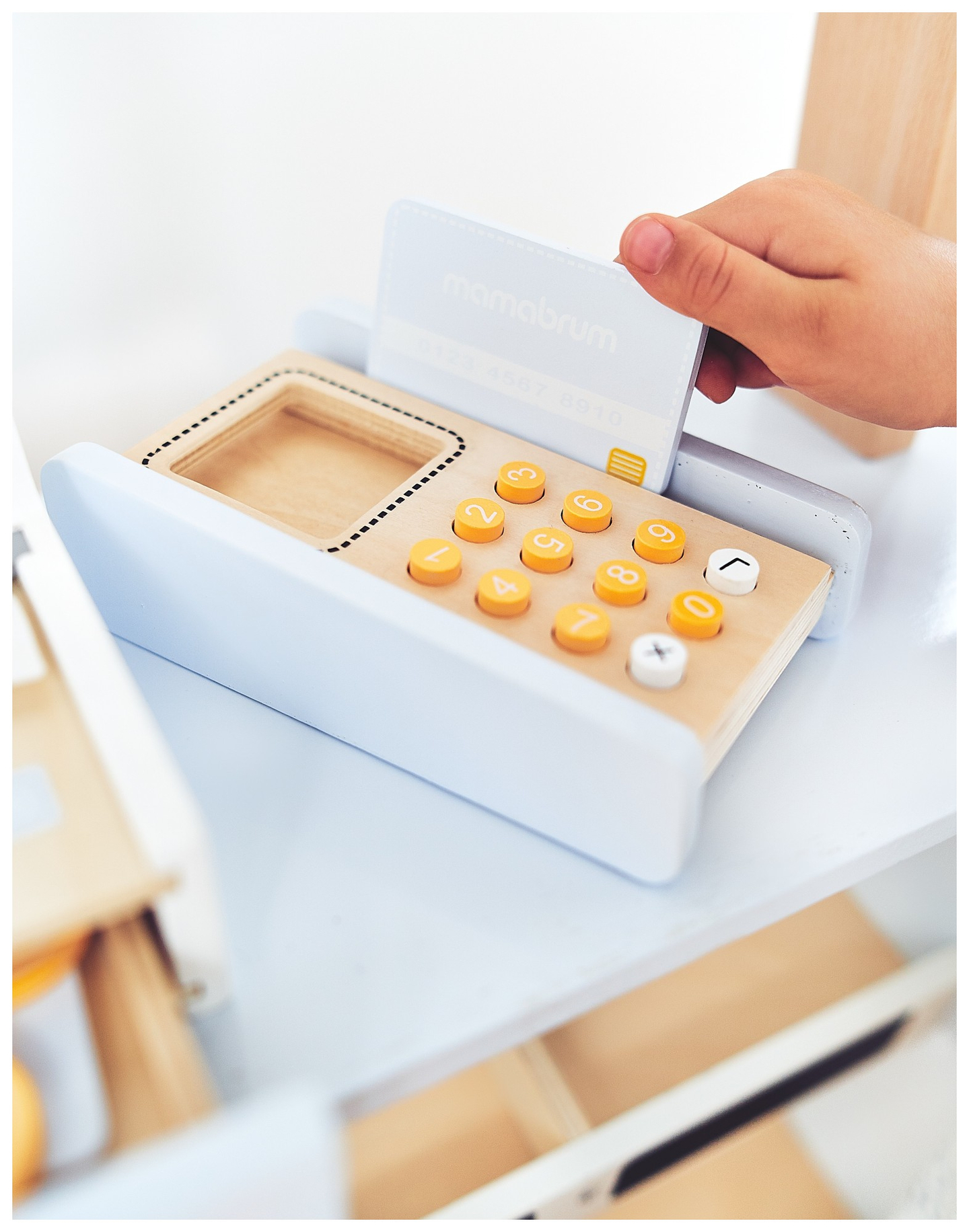 Negozio di verdure - bancarella in legno con casse, registratore di cassa e terminale