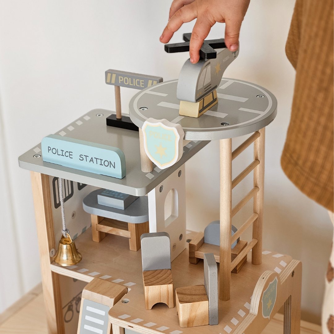 Stazione di polizia in legno con accessori