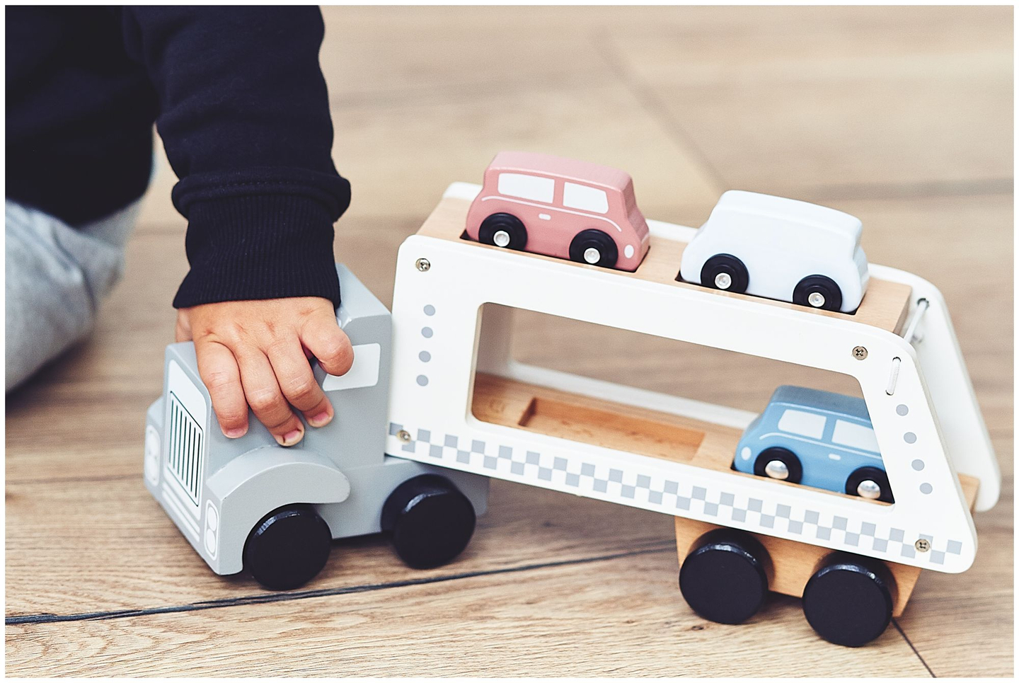 Camion-rimorchio in legno con 4 autovetture