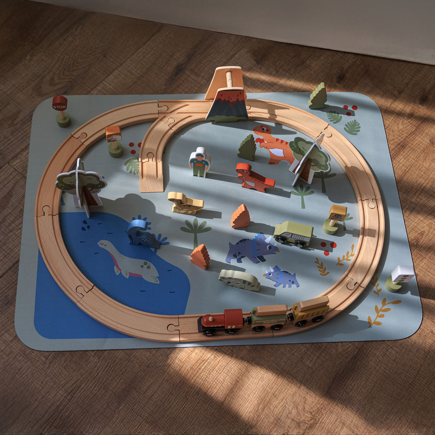 Trenino in legno Dino Park con tappetino antiscivolo - dinosauri, treno, binari, vulcano, campana
