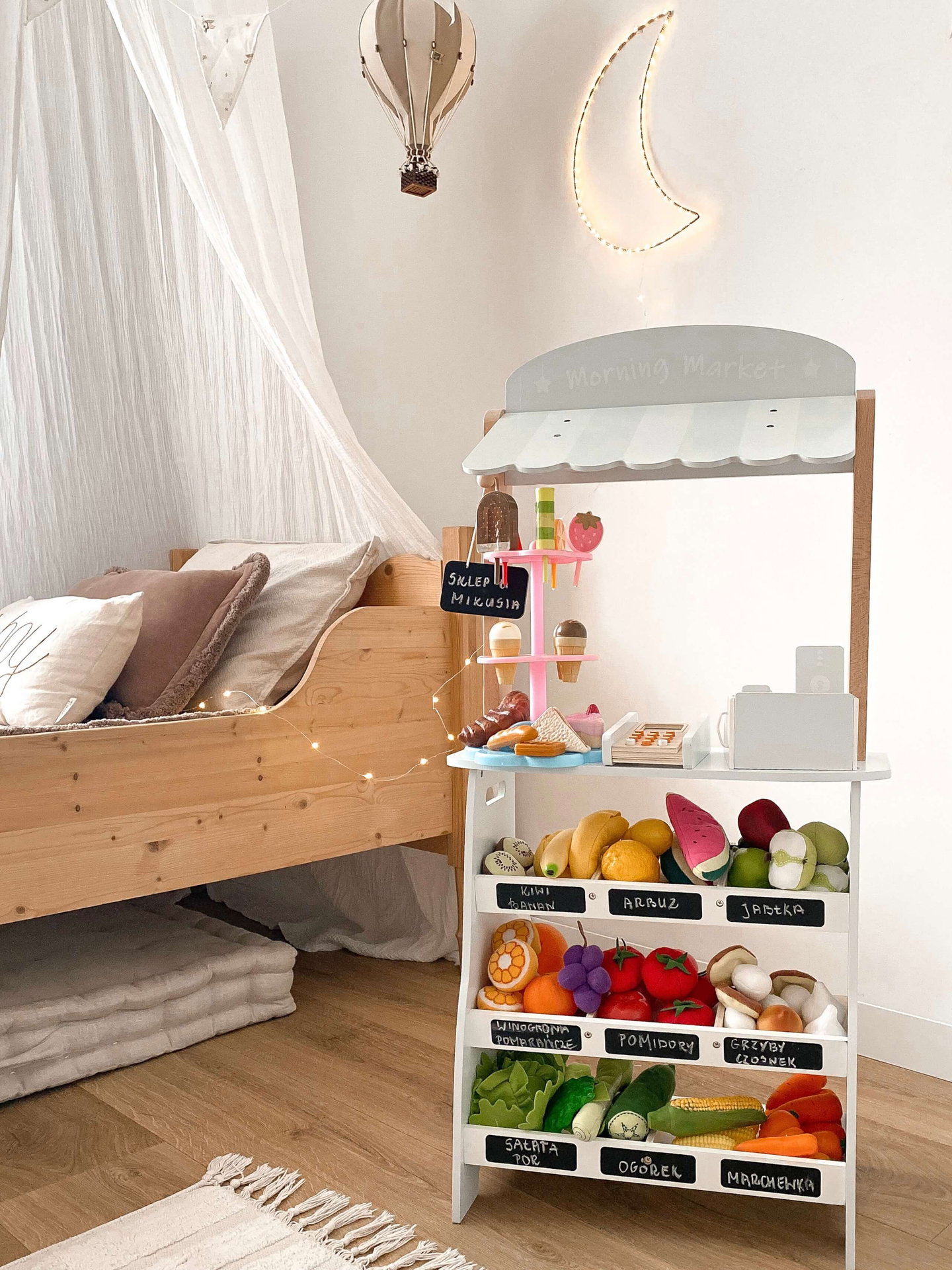 Negozio di verdure - bancarella in legno con casse, registratore di cassa e terminale