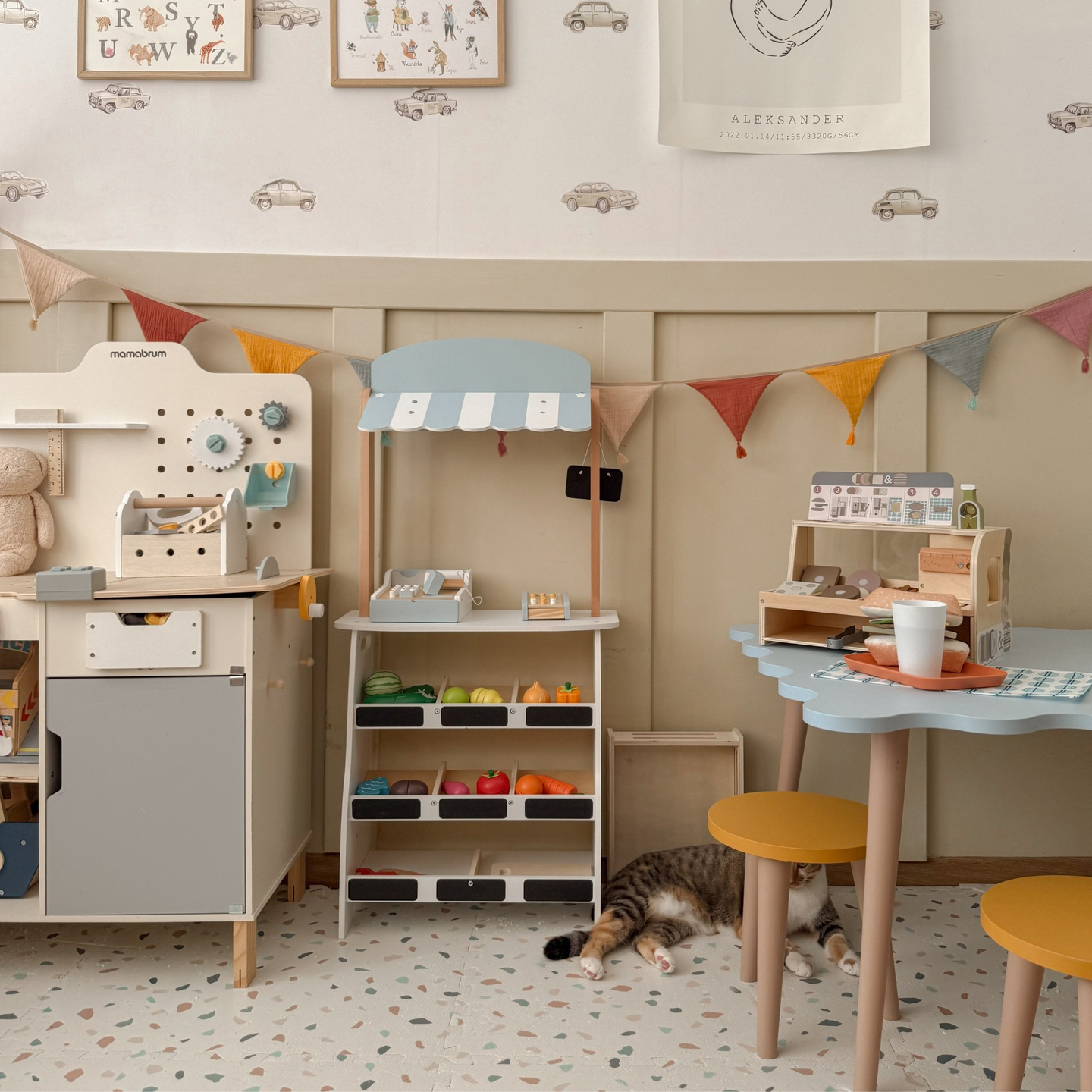 Negozio di verdure - bancarella in legno con casse, registratore di cassa e terminale