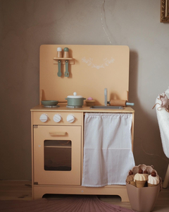 Cucina in legno con grembiule, accessori e illuminazione a LED