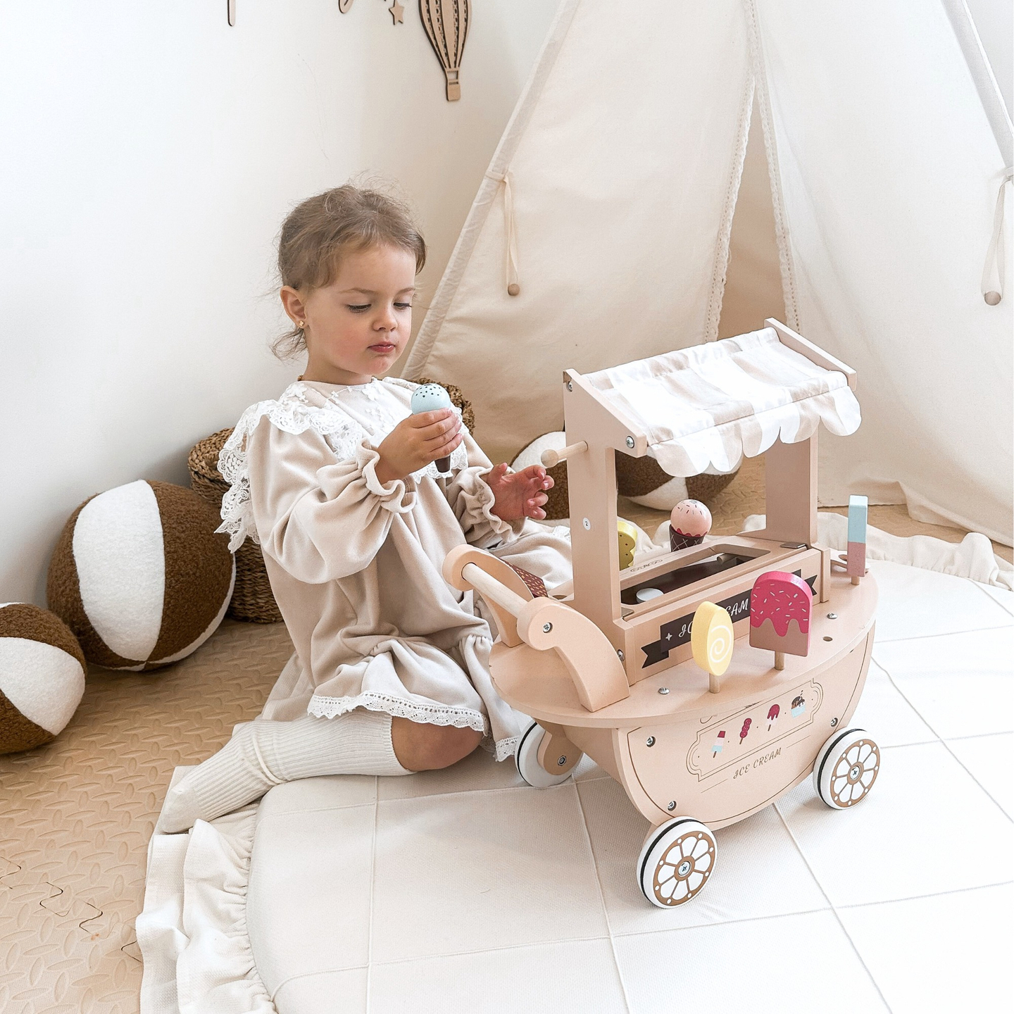 Gelateria in legno per bambini - carrello su ruote con accessori