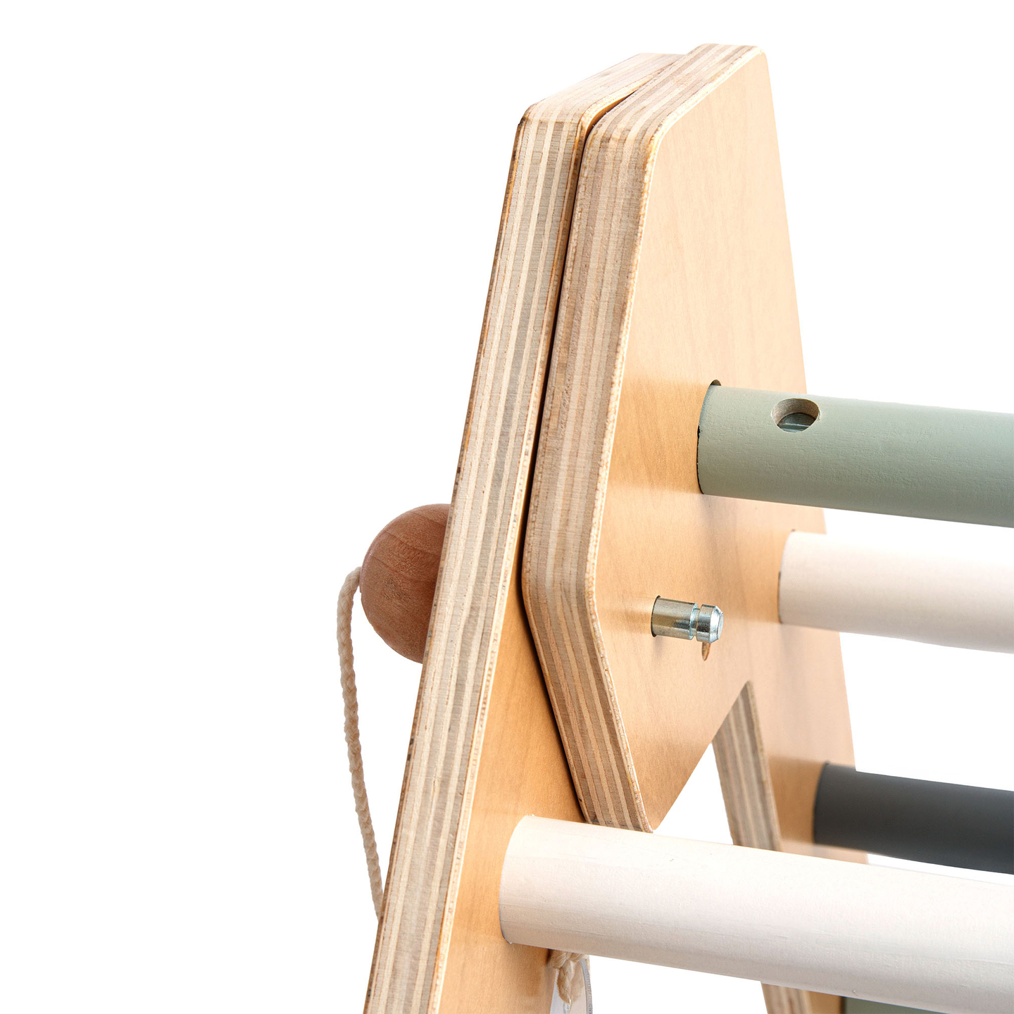 Parco giochi in legno al coperto per bambini: parete da arrampicata, scivolo, arco/dondolo da arrampicata e triangolo di Pikler