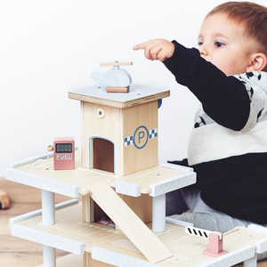 Parcheggio in legno a tre piani con ascensore - garage con auto ed elicottero