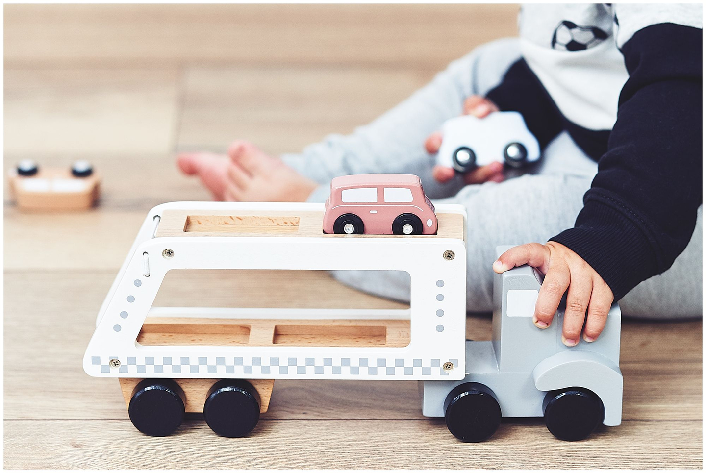 Camion-rimorchio in legno con 4 autovetture