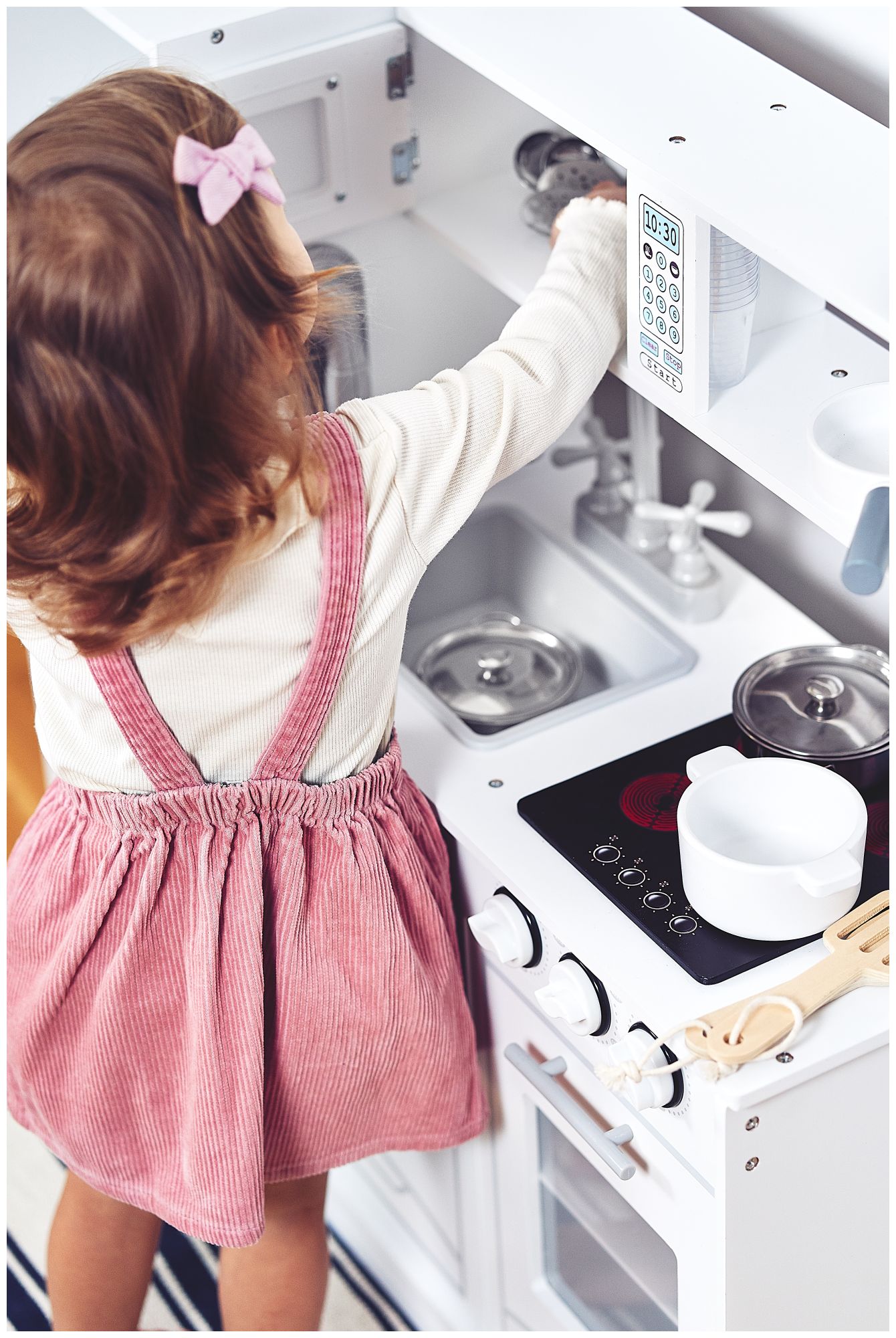 Grandi accessori da cucina in legno bianco e grembiule