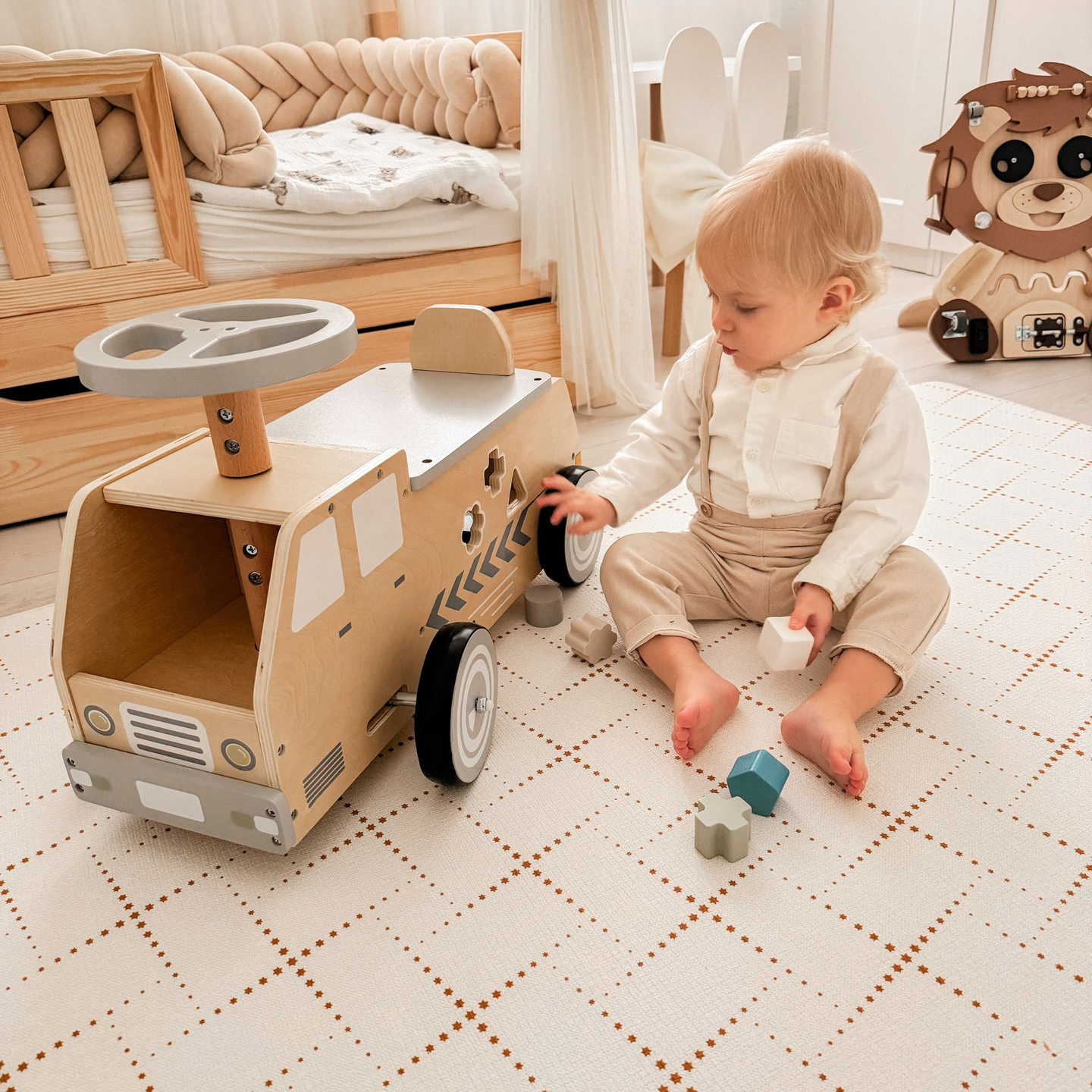Bicicletta di legno, auto, auto con blocchi