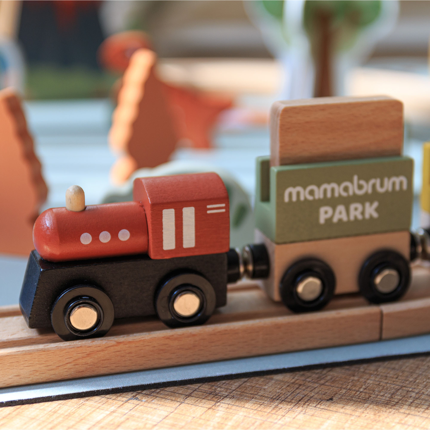 Trenino in legno Dino Park con tappetino antiscivolo - dinosauri, treno, binari, vulcano, campana