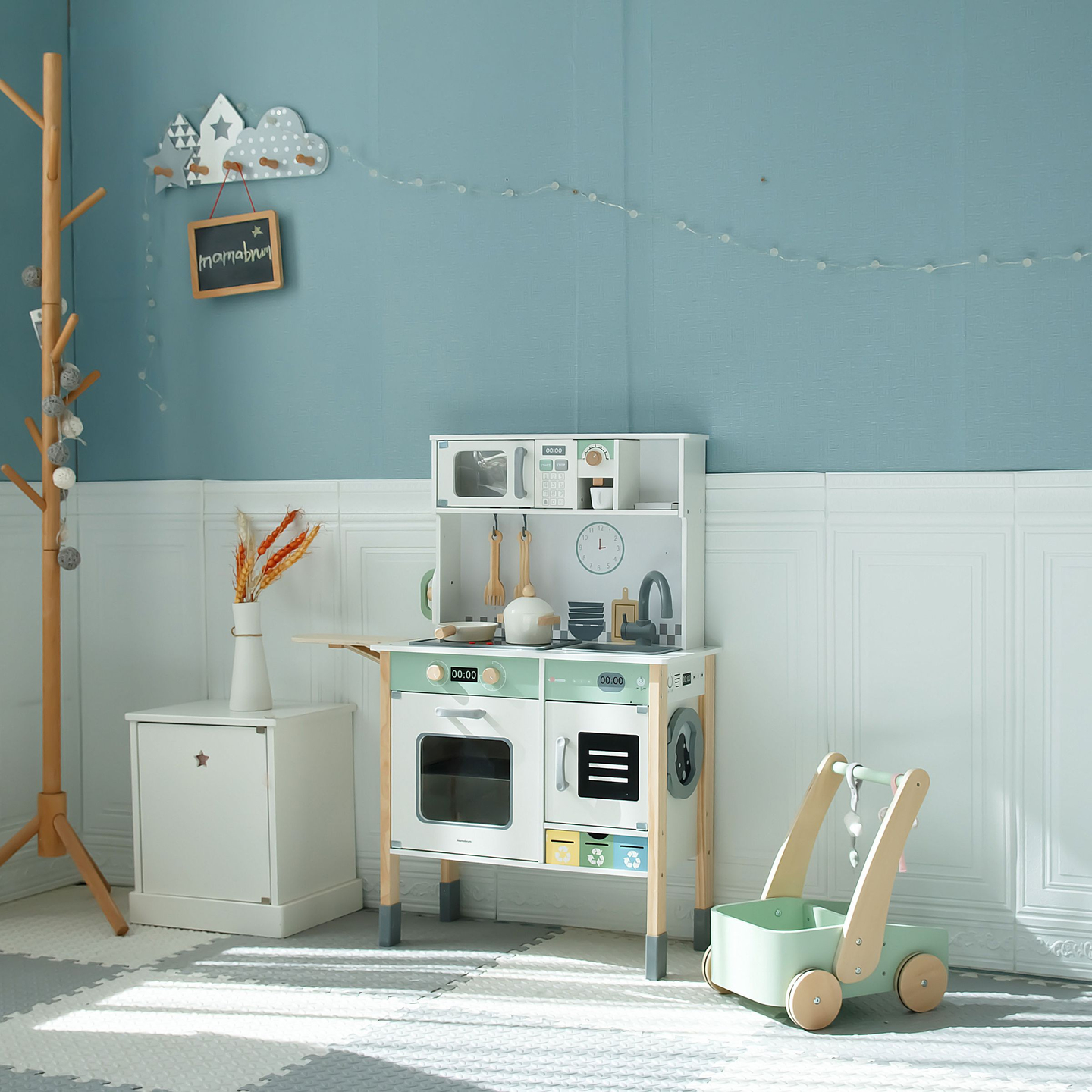 Cucina interattiva con lavatrice, lavastoviglie e lavagna