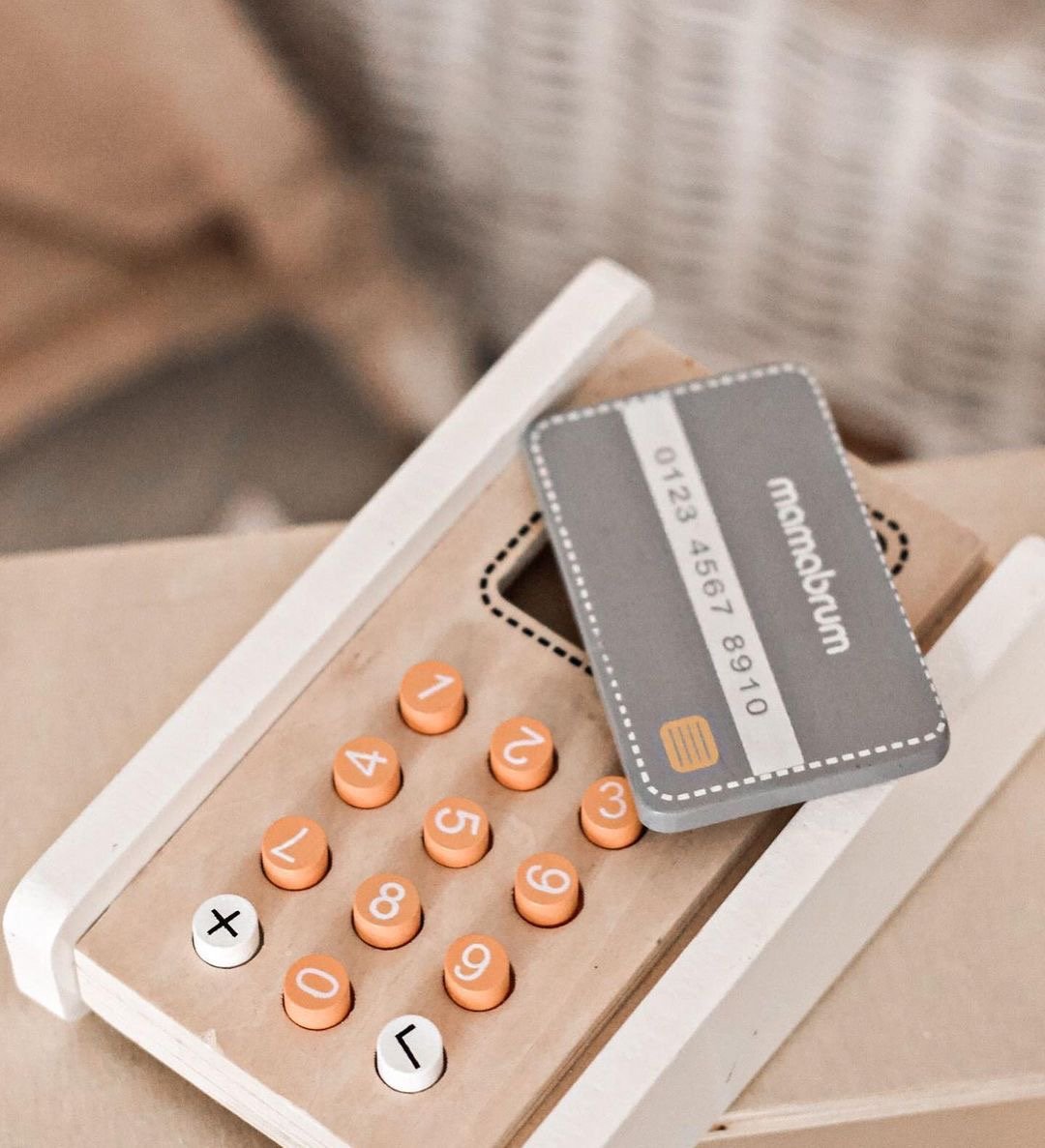 Mini market - negozio con bilancia, terminale, carta di pagamento e frutta