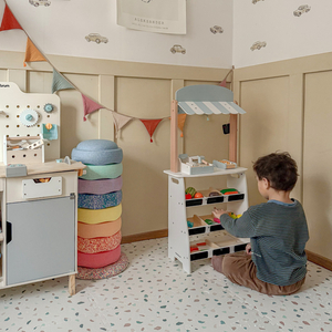 Negozio di verdure - bancarella in legno con casse, registratore di cassa e terminale