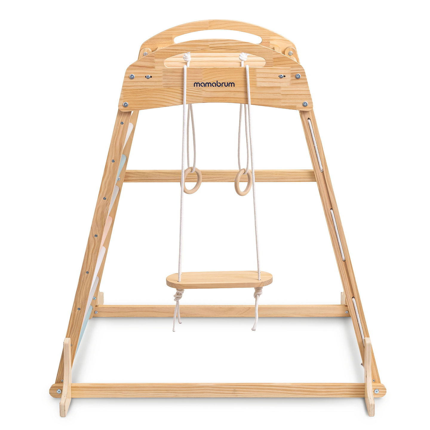 Parco giochi in legno al coperto con altalena, anelli da ginnastica e rete da arrampicata