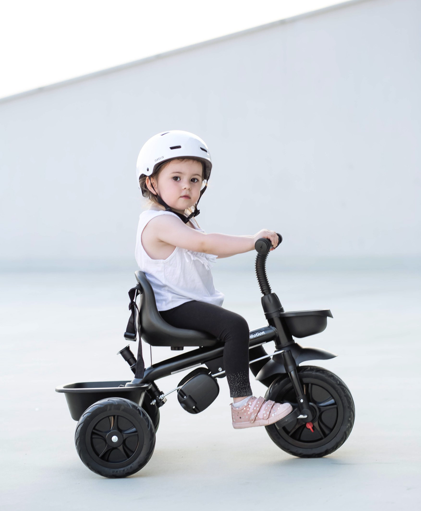 HyperMotion TOBI VECTOR triciclo - ruote gonfiabili eterne + barra di spinta. Colore: nero.