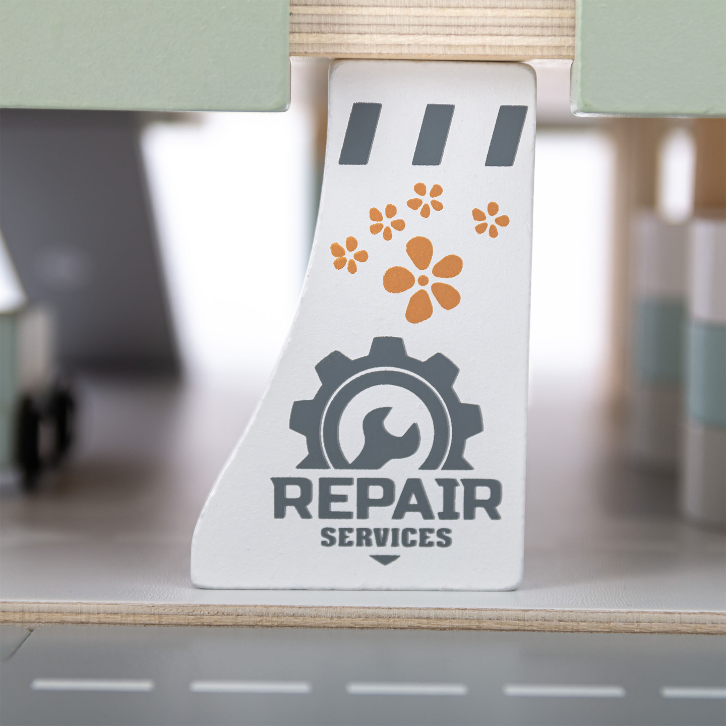 Garage in legno a tre piani per bambini con accessori: parcheggio, stazione di servizio, autolavaggio, elicottero