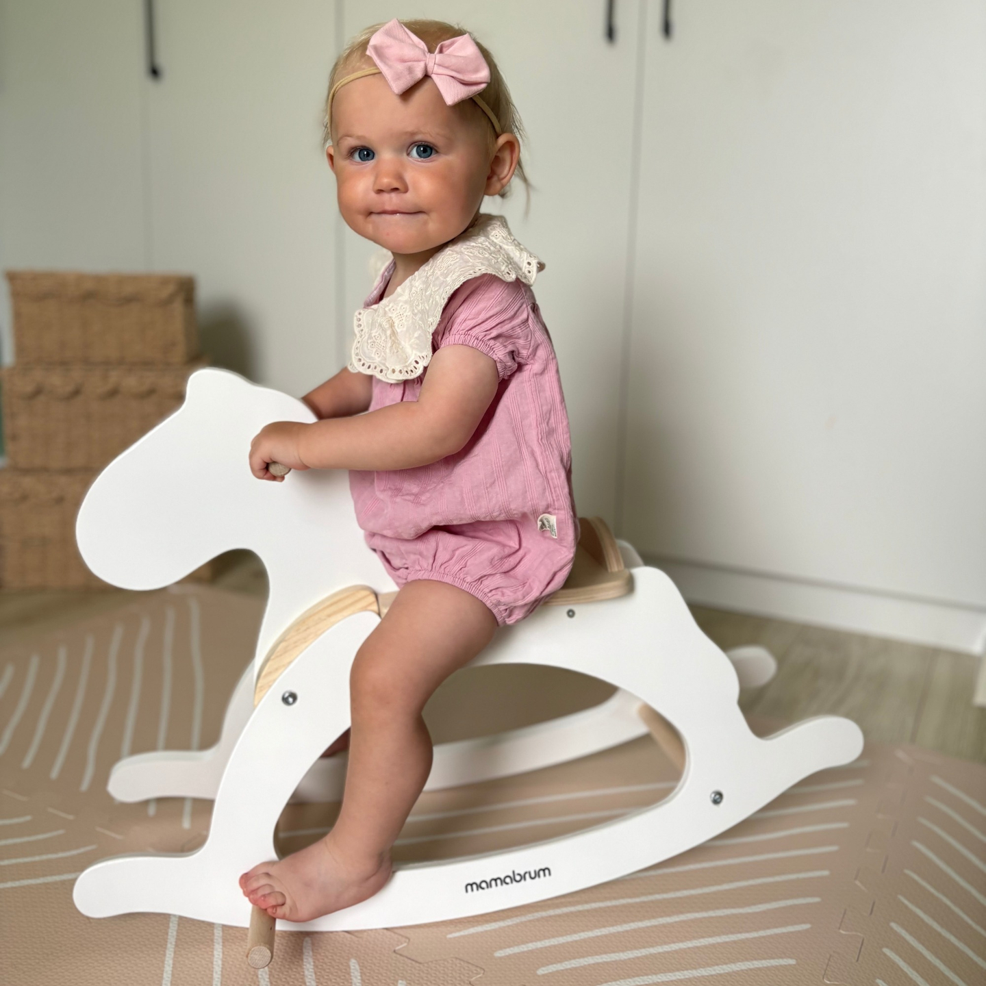 Cavallo a dondolo in legno - bianco - a partire da 12 mesi.