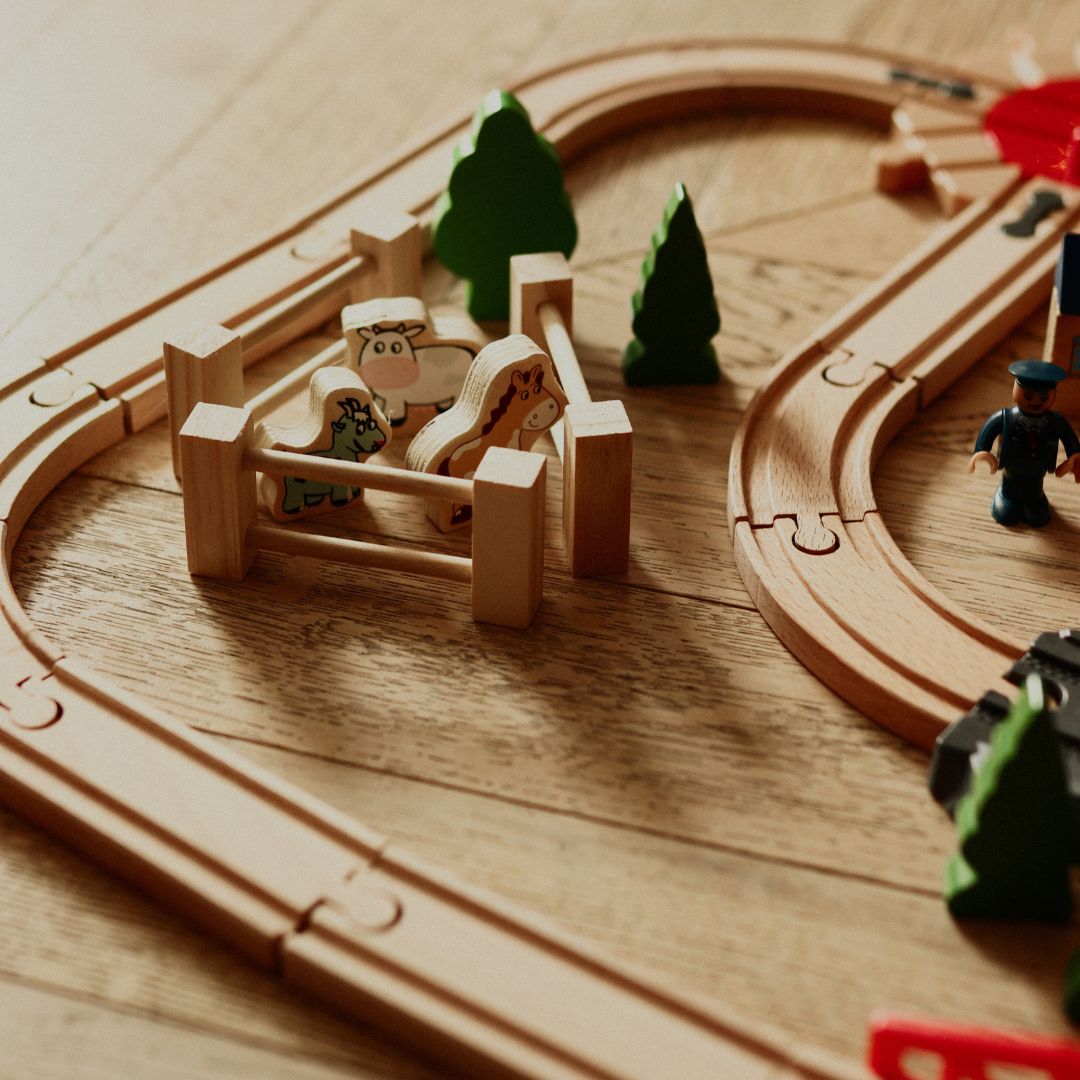 Ferrovia in legno, treno a batteria - Città: binari, automobili, ponte, aeroporto