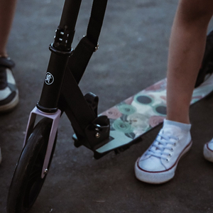 Monopattino da città a due ruote VIBE Pink HyperMotion - 100 kg