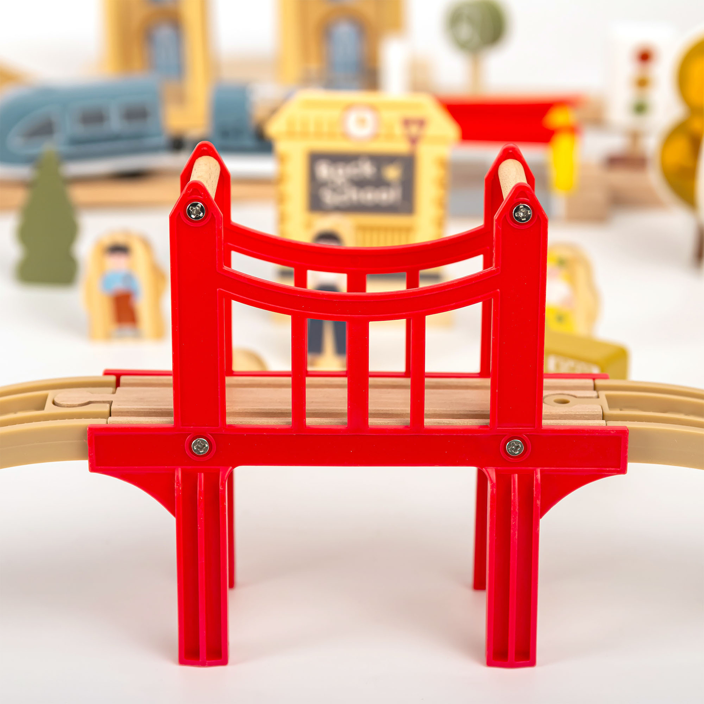 Ferrovia urbana in legno con treno elettrico - gru mobile, nave, ponti