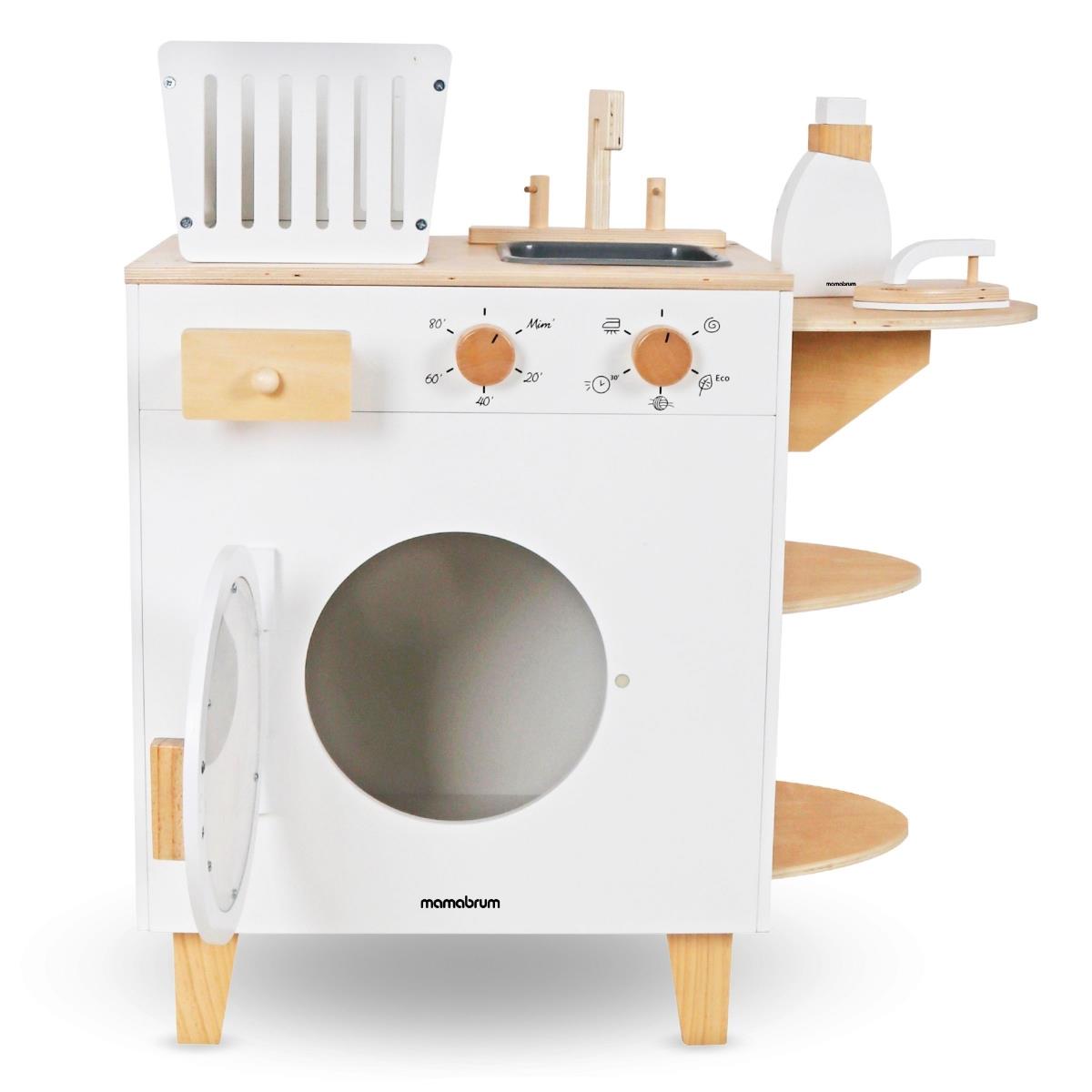 Lavatrice in legno con ferro da stiro, cesto e detersivo