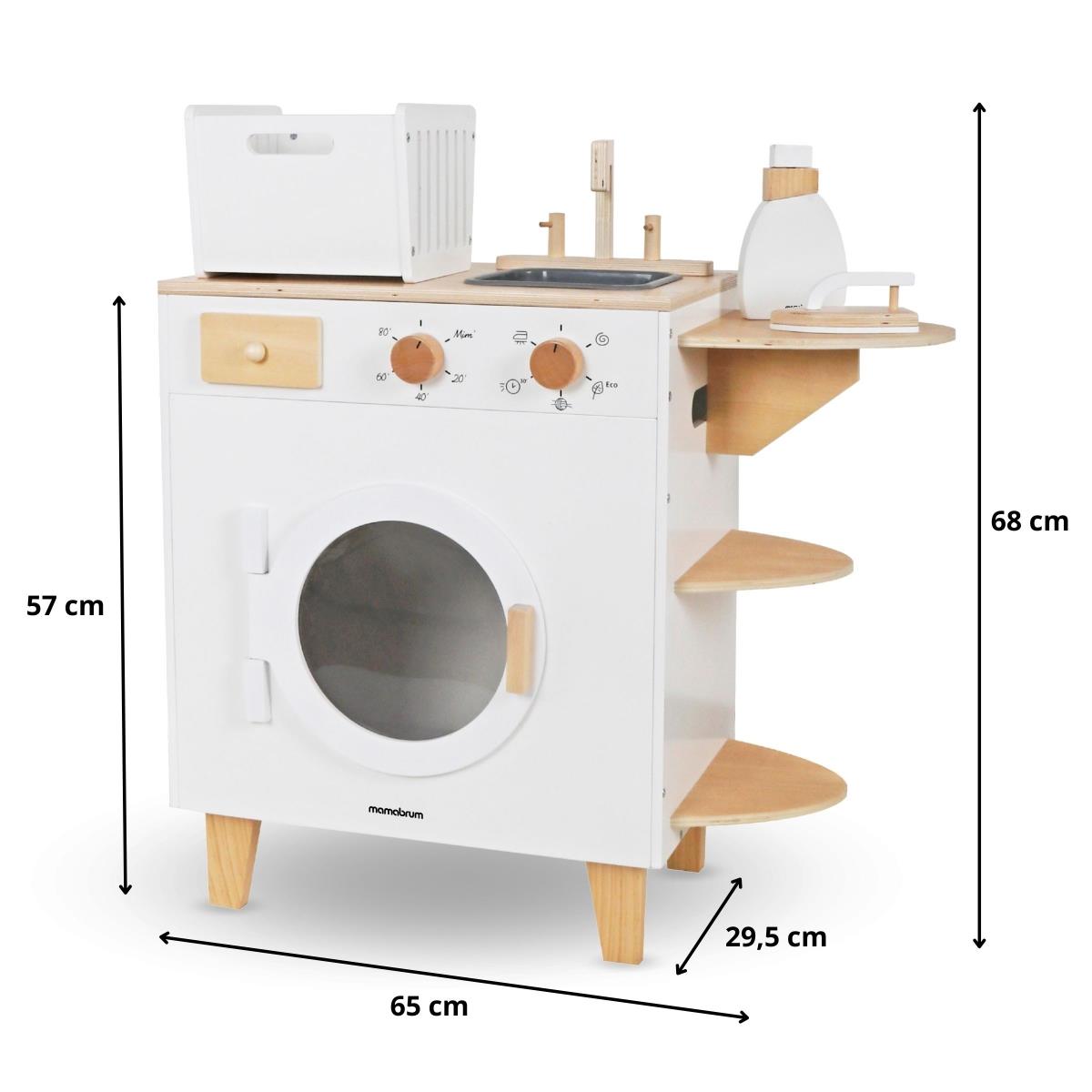 Lavatrice in legno con ferro da stiro, cesto e detersivo