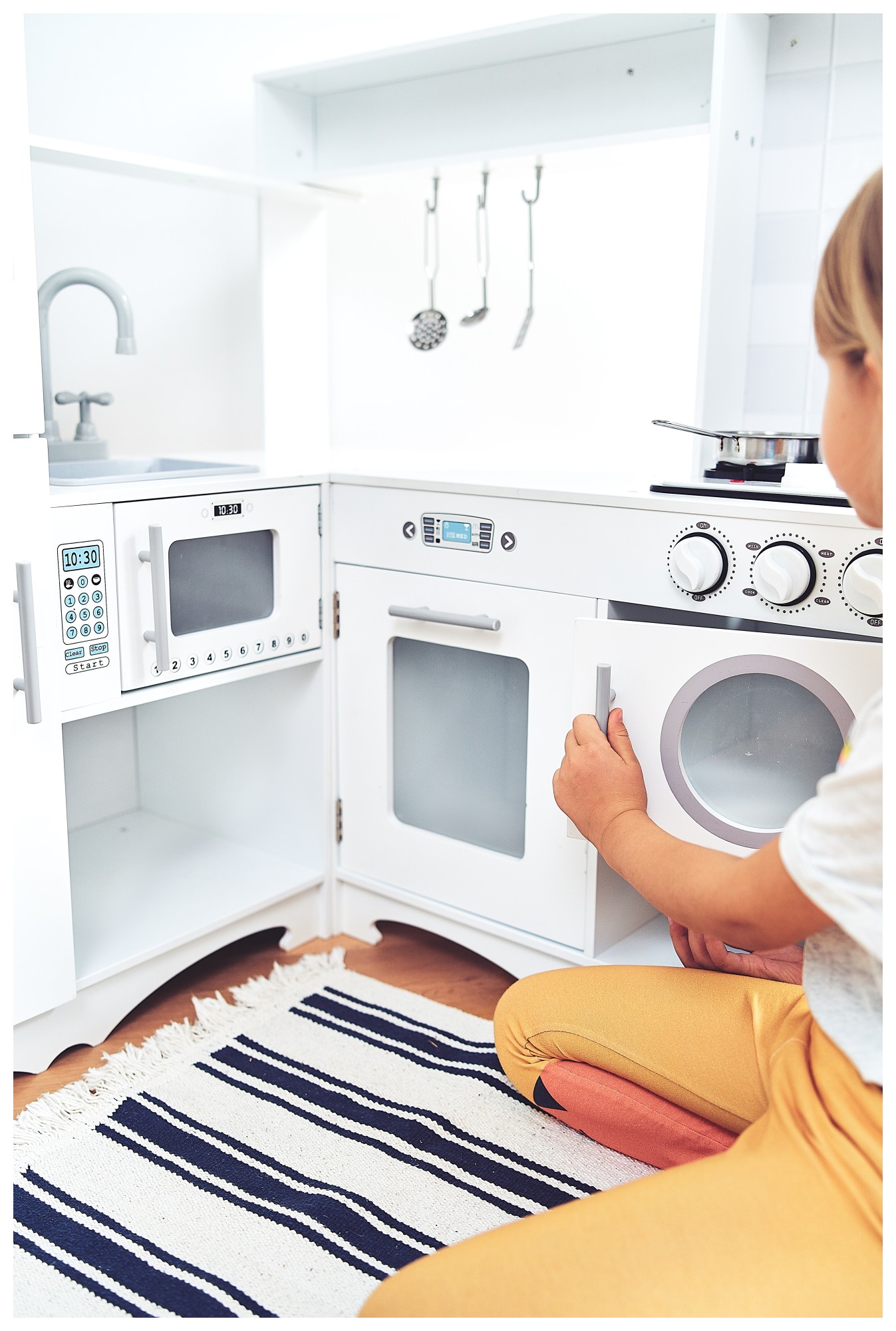 Cucina ad angolo in legno XXXL con frigorifero, forno, lavatrice, grembiule e accessori