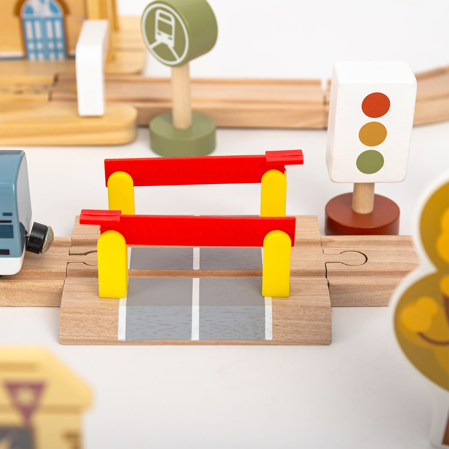 Ferrovia urbana in legno con treno elettrico - gru mobile, nave, ponti