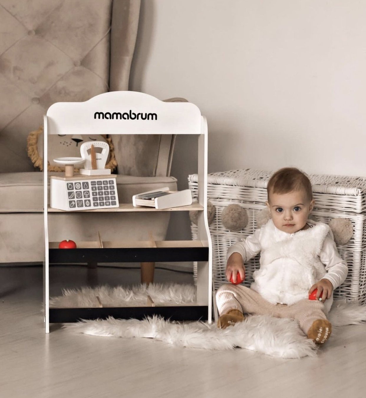 Mini market - negozio con bilancia, terminale, carta di pagamento e frutta