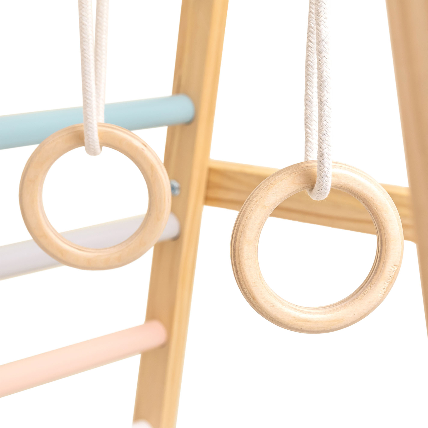 Parco giochi in legno al coperto con altalena, anelli da ginnastica e rete da arrampicata