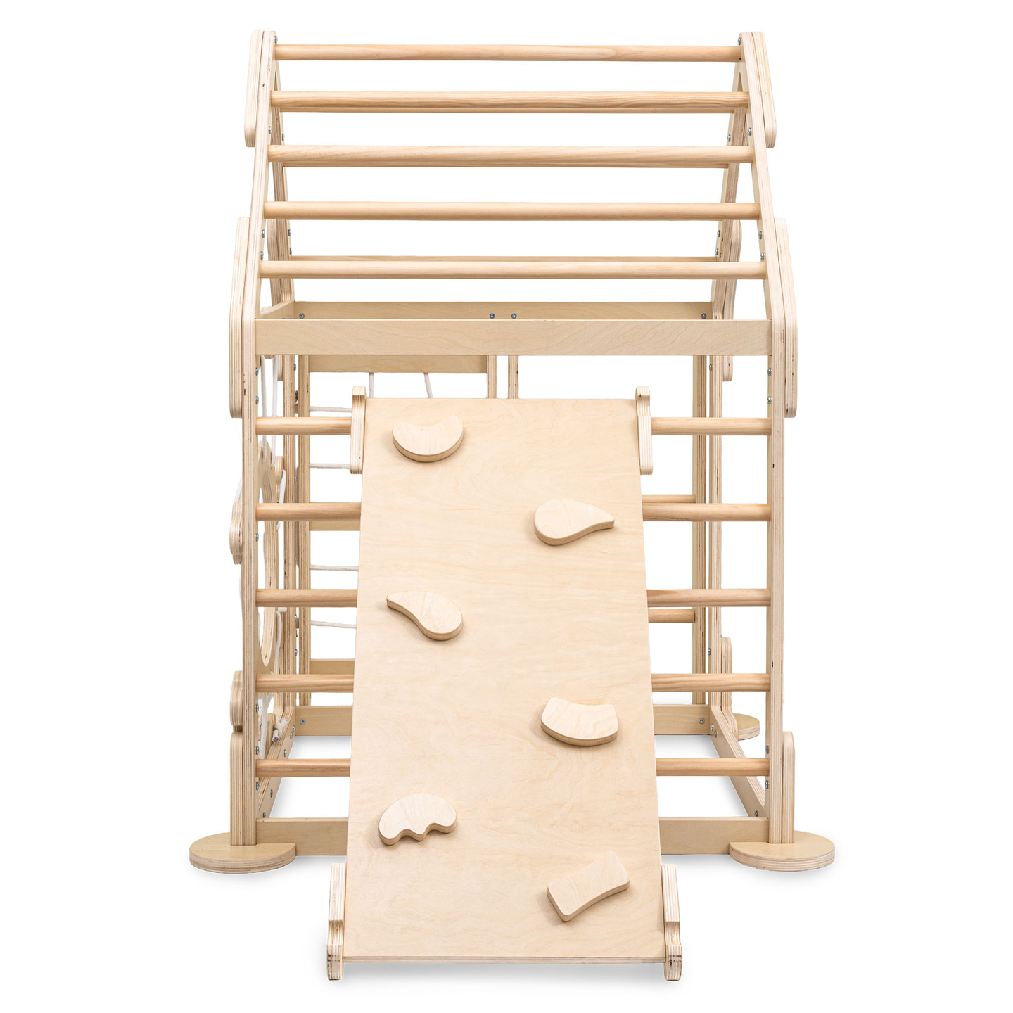 Parco giochi in legno al coperto per bambini: una casa con scale e uno scivolo