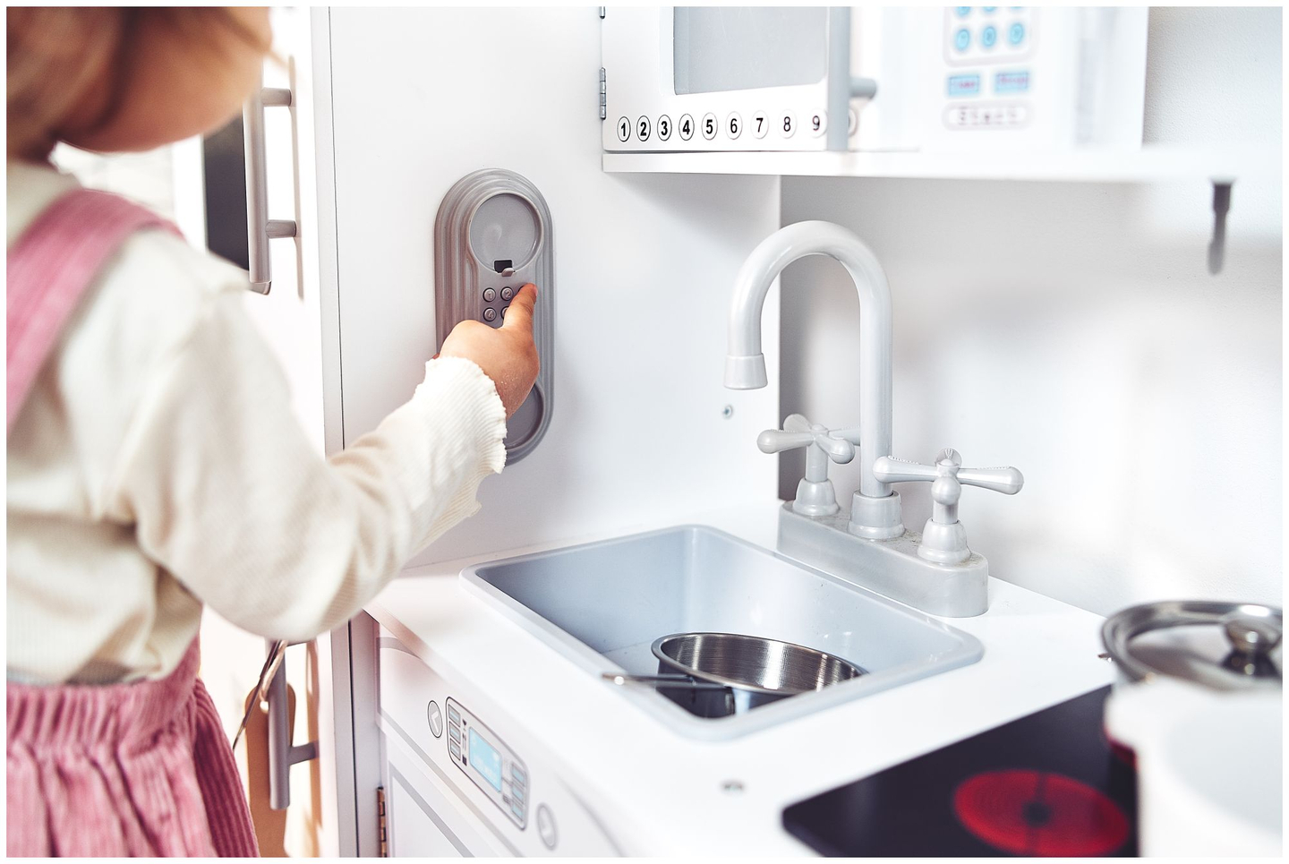 Grandi accessori da cucina in legno bianco e grembiule