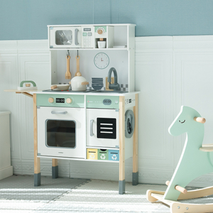 Cucina interattiva con lavatrice, lavastoviglie e lavagna