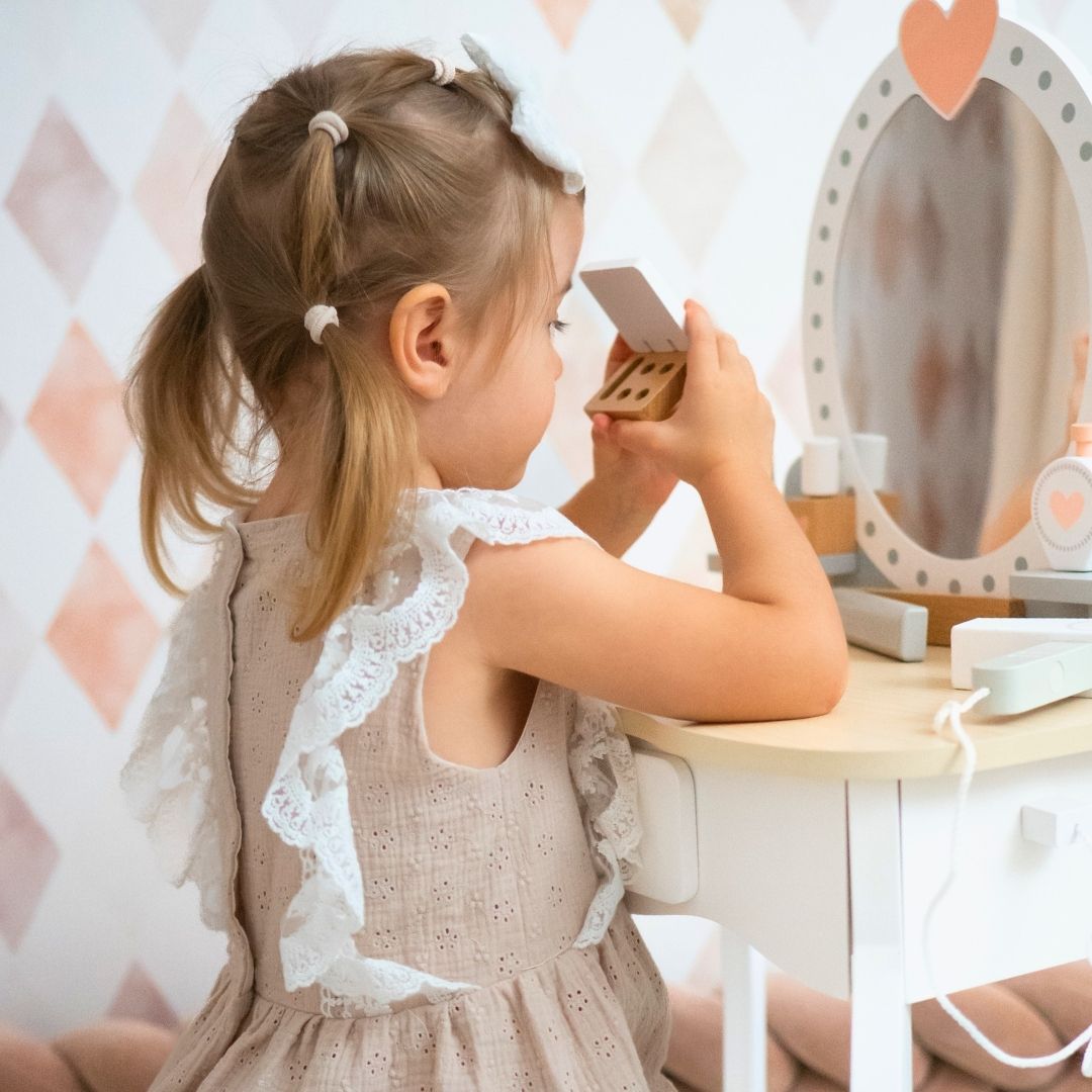 Tavolino da toilette in legno con sgabello e accessori