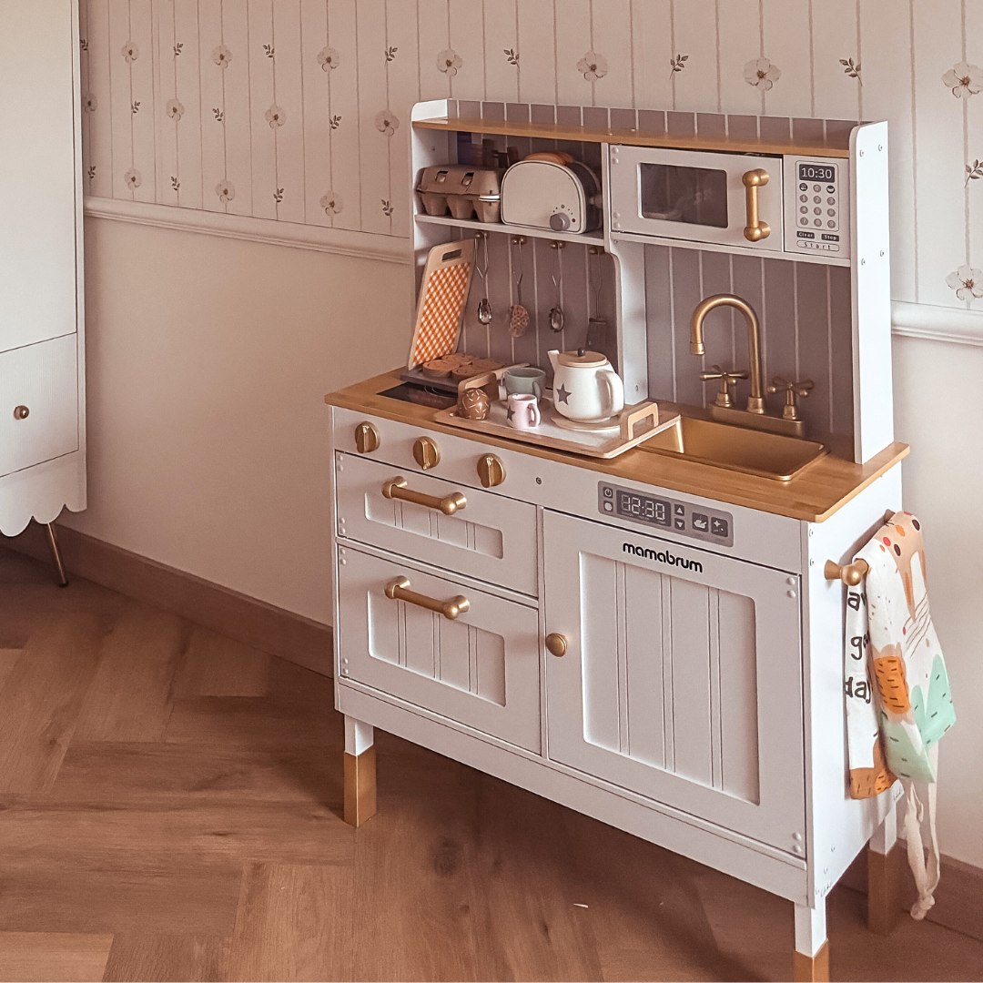 Cucina bianca in legno con accessori e grembiule