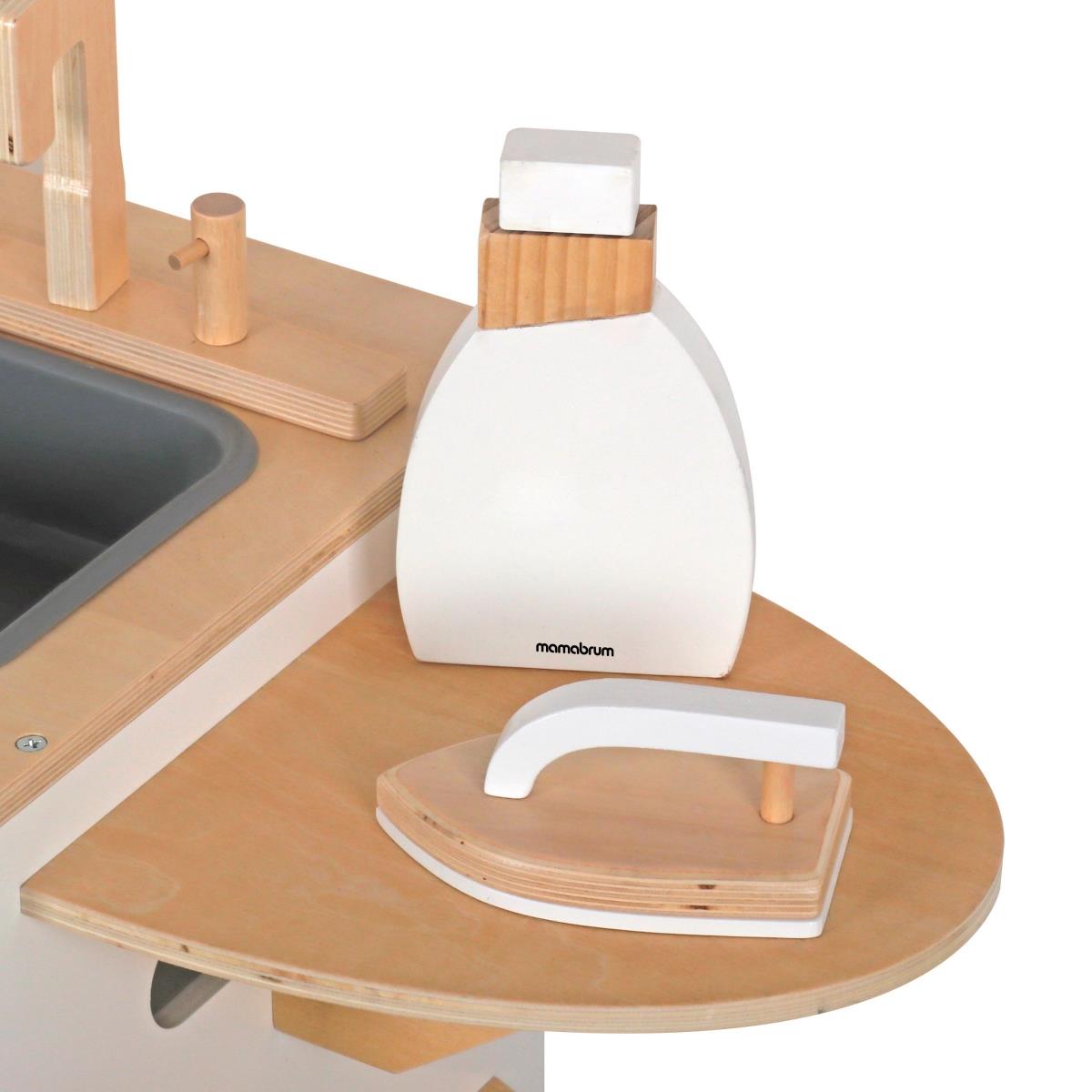 Lavatrice in legno con ferro da stiro, cesto e detersivo